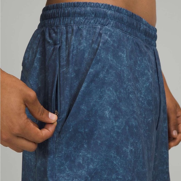 Lululemon Pace Breaker Short 9" *Liner Built in Cell Phone Pouch in Size Medium - Picture 2 of 15